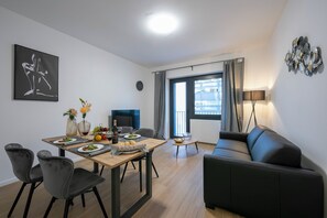 Appartamento familiare, 2 camere da letto (Boutique Apartment 6) | Area soggiorno | TV 21 pollici con canali digitali