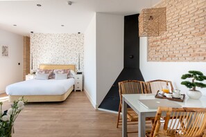 خزنة داخل الغرفة وستائر تعتيم وتجهيزات عازلة للصوت ومكواة/لوح كي