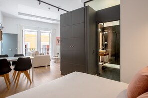 Cofres nos quartos, cortinas blackout, quartos à prova de som