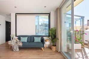 خزنة داخل الغرفة وستائر تعتيم وتجهيزات عازلة للصوت ومكواة/لوح كي