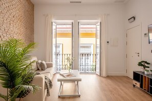 Cofres nos quartos, cortinas blackout, quartos à prova de som