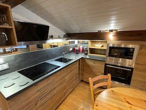 Kühlschrank, Mikrowelle, Ofen, Geschirrspüler