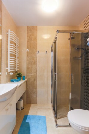 Classic-Apartment | Badezimmer | Dusche, Handtücher