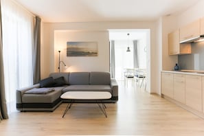 Appartement traditionnel | Aire de séjour | Téléviseur à écran plat de 40 po avec télévision par câble, téléviseur