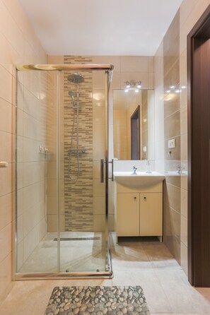 Departamento tradicional | Baño | Regadera y toallas 