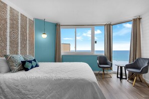 Tabla de planchar con plancha, wifi gratis y ropa de cama