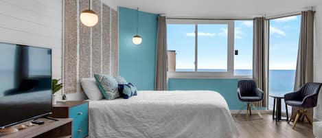 Tabla de planchar con plancha, wifi gratis y ropa de cama