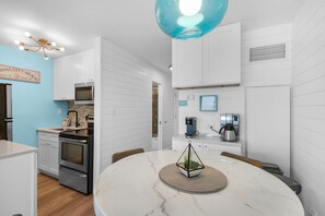 冰箱、微波炉、烤箱、炉灶