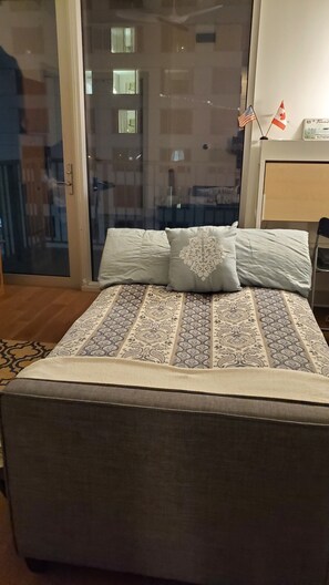 1 bedroom, desk, WiFi, bed sheets