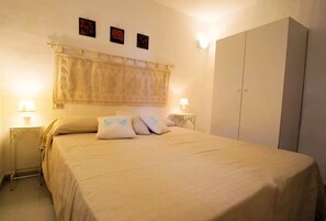 3 bedrooms, iron/ironing board, travel crib, WiFi - Mediterranean vacation homes by the sea in a quiet location, with garden & barbecue (Valledoria, Sardinien)