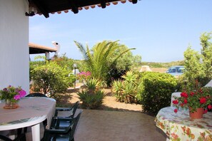 Outdoor dining - Mediterranean vacation homes by the sea in a quiet location, with garden & barbecue (Valledoria, Sardinien)