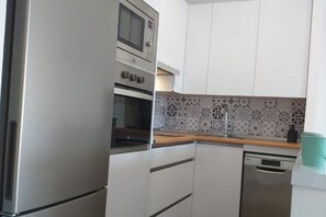 Cafeteira/chaleira, geladeira, micro-ondas, fogão