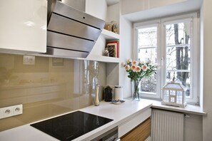 Business-Apartment | Eigene Küche | Ofen, Herdplatte, Geschirrspüler, Wasserkocher mit Kaffee-/Teezubehör