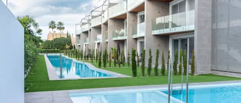 Una piscina al aire libre