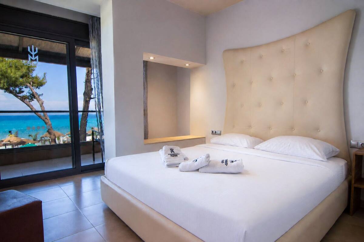 Grande Suite Seaview | Cribs (free), WiFi (free), individually decorated, bed sheets