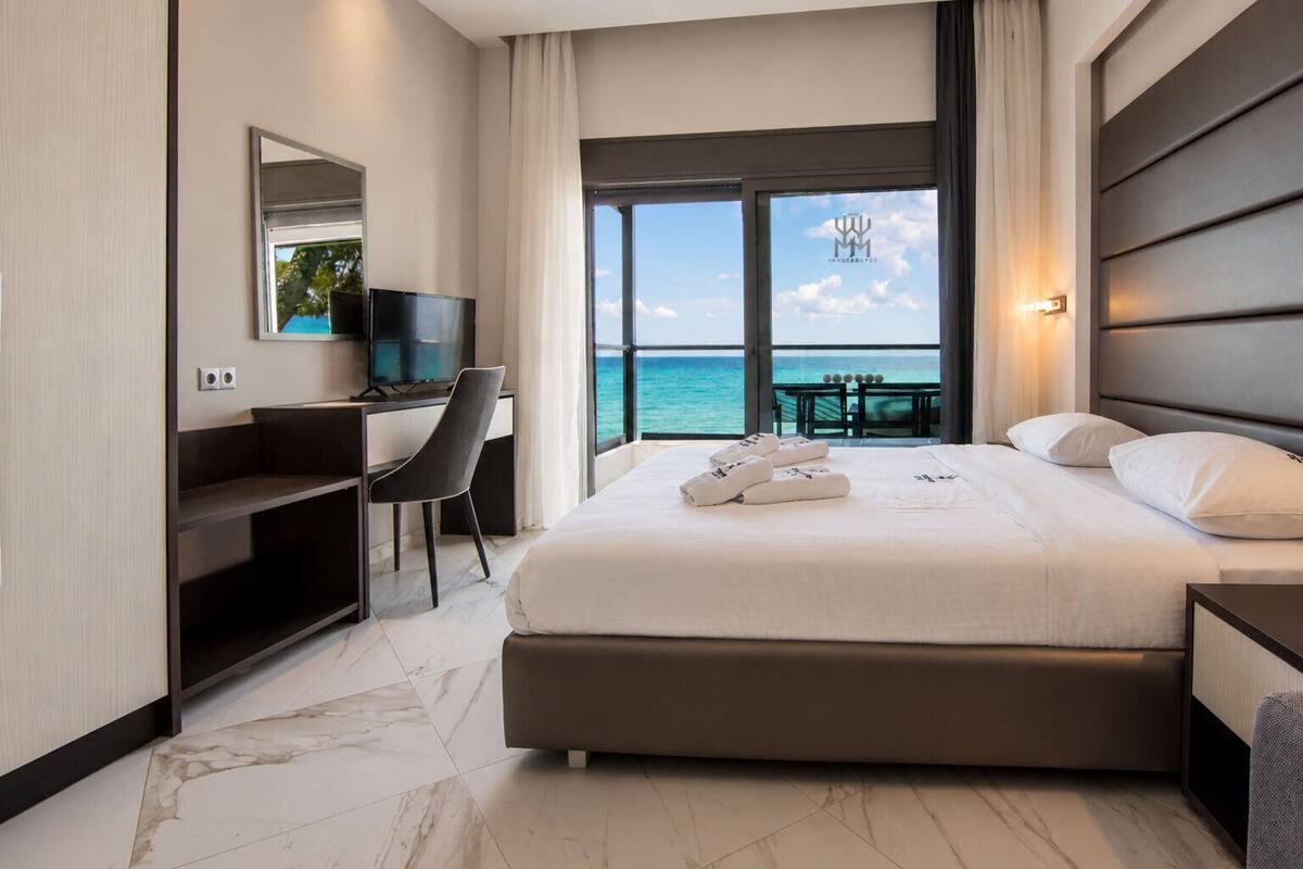 Suite Seaview | Cribs (free), WiFi (free), individually decorated, bed sheets