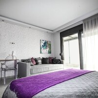 Decoración personalizada, cunas gratuitas, wifi gratis y ropa de cama 