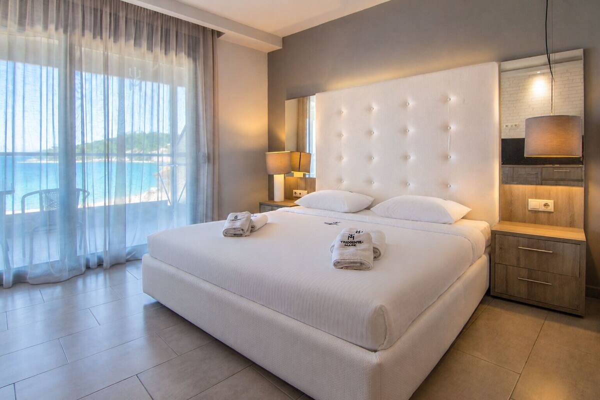 Suite Side Sea View | Cribs (free), WiFi (free), individually decorated, bed sheets