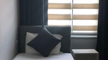 Habitación individual estándar | Ropa de cama de alta calidad, edredón, minibar y escritorio