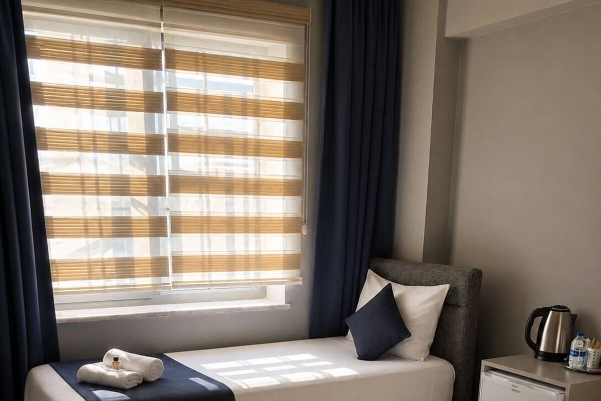Quarto solteiro standard | Roupas de cama premium, edredons de pluma, frigobar, escrivaninha