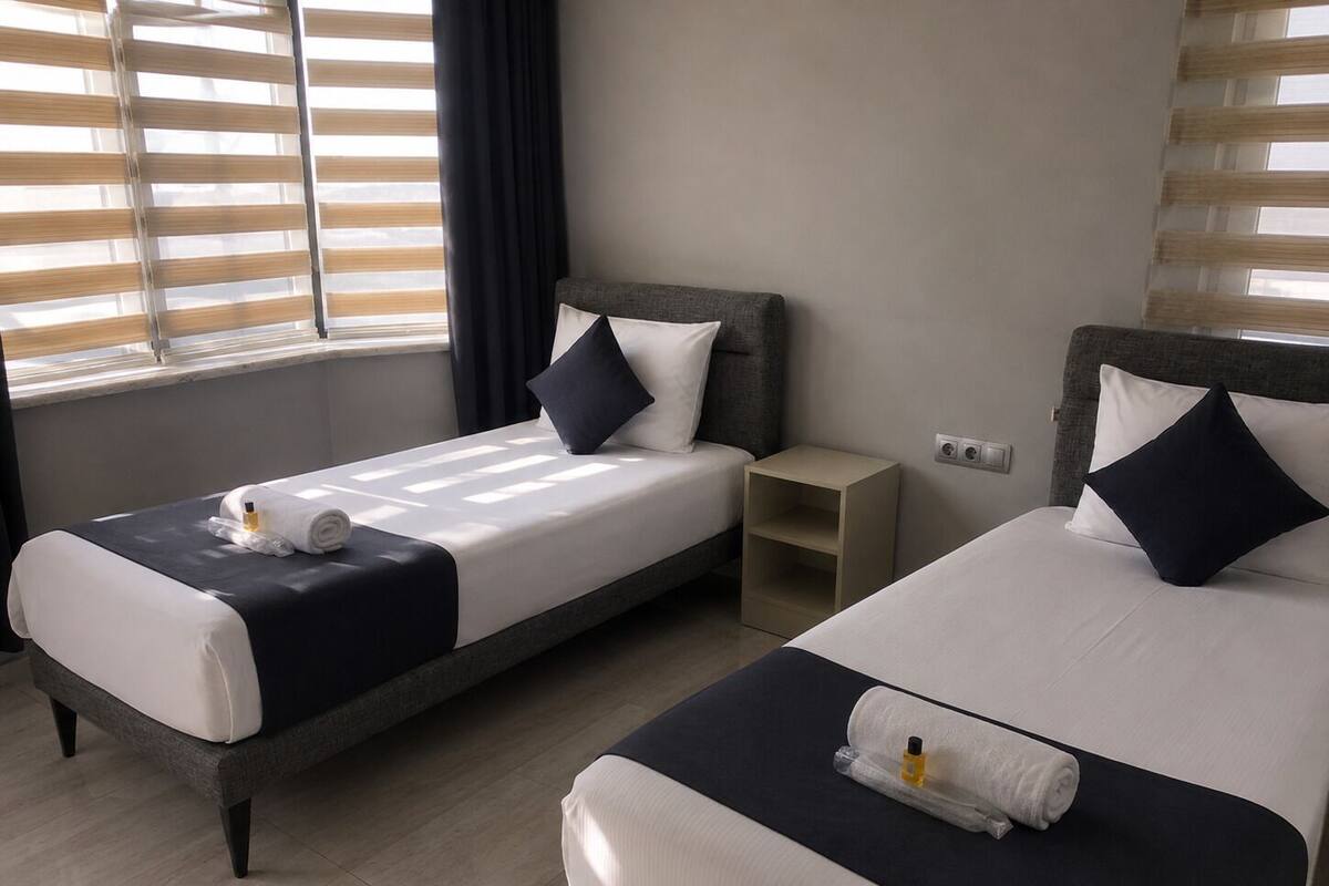 Quarto duplo standard | Roupas de cama premium, edredons de pluma, frigobar, escrivaninha