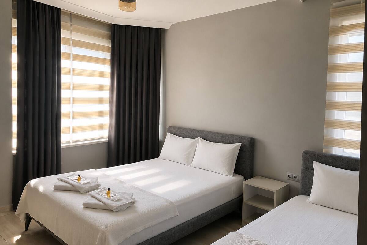 Quarto triplo standard | Roupas de cama premium, edredons de pluma, frigobar, escrivaninha