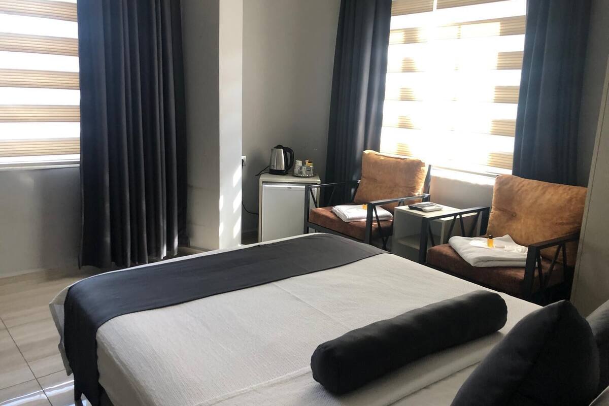 standard double room | premium bedding, down duvets, minibar, desk