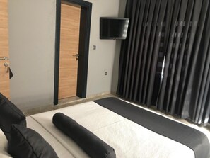 Ropa de cama de alta calidad, cubrecamas, minibar y escritorio