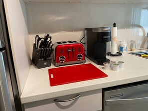 Réfrigérateur, four à micro-ondes, un four, surface de cuisson