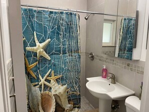 Dusche, Haartrockner, Handtücher