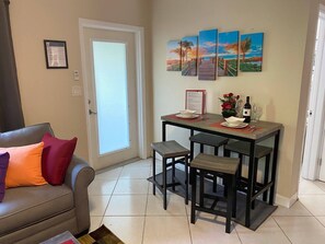 Interior - Beach, Coffee, Wifi, Shopping & Restaurants (Fort Lauderdale)