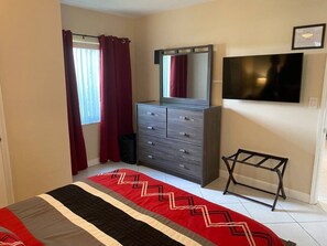 1 chambre, fer et planche à repasser, lit de bébé portatif