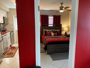 1 habitación, tabla de planchar con plancha y cuna de viaje 