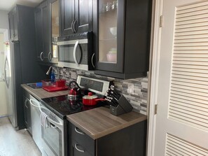Réfrigérateur, four à micro-ondes, un four, surface de cuisson