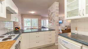 Jääkaappi, mikroaaltouuni, uuni, liesi