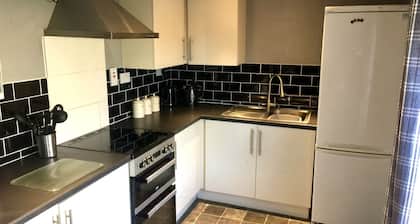 Stylish Historic Apartment - Sleeps 3 & Parking