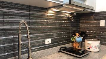 Een koelkast, een magnetron, een oven, een kookplaat