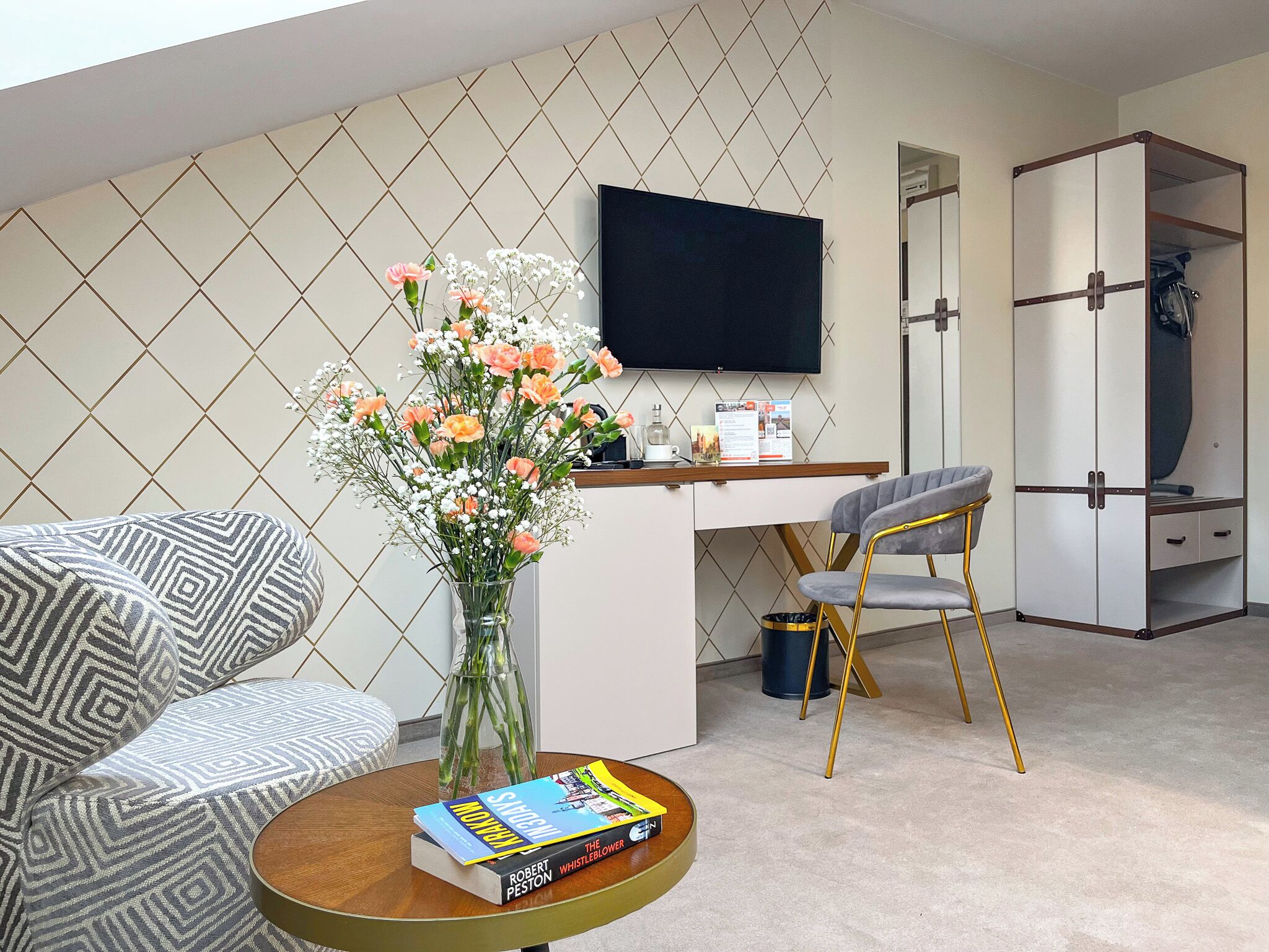 single room | 1 bedroom, minibar, in-room safe, desk