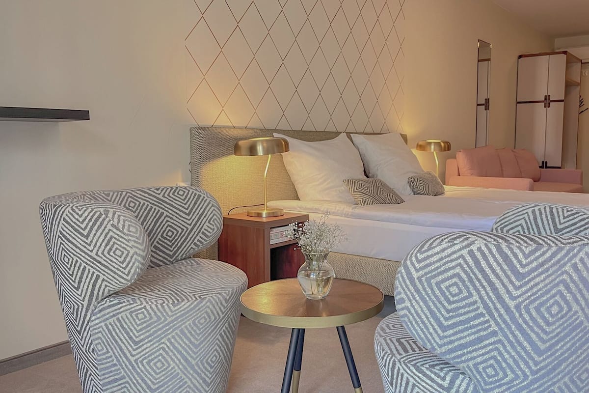 Comfort-værelse | Minibar, pengeskab på værelset, skrivebord