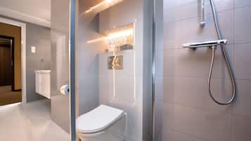 Ducha, artículos de tocador gratuitos, secador de pelo, toallas