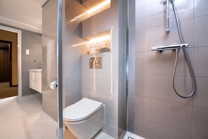 Dusche, kostenlose Toilettenartikel, Haartrockner, Handtücher