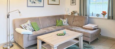 Televisie, een dvd-speler en een stereo