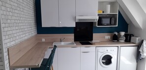 Een koelkast, een microgolfoven, een kookplaat