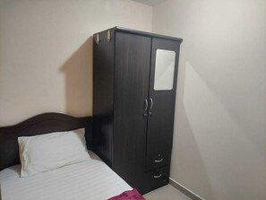 1 bedroom, free WiFi, bed sheets - Wael Homes Dubai Closed Partition Room (Dubai)