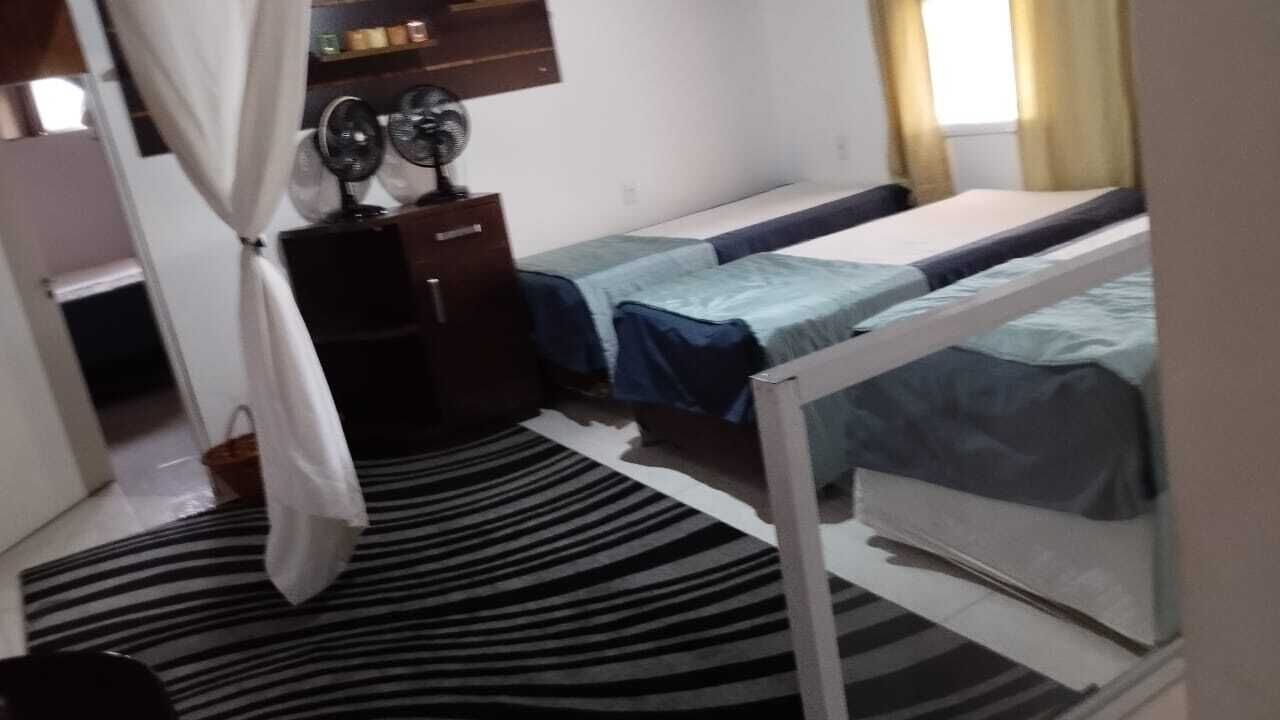 4 quartos, escrivaninha, ferros/tábuas de passar roupa