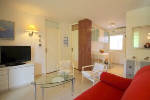 TV - Holiday home with garden, close to the beach, quiet location, family-friendly (Porec)