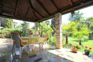 Outdoor dining - Holiday home with garden, close to the beach, quiet location, family-friendly (Porec)