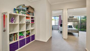 4 habitaciones, tabla de planchar con plancha y cuna de viaje