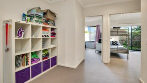 4 habitaciones, tabla de planchar con plancha y cuna de viaje