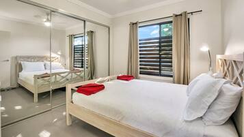 4 makuuhuonetta, silitysrauta/-lauta, vauvan matkasänky, internet